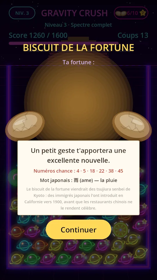 Un biscuit de la fortune cassé : fortune en français, numéros chance, mot japonais.